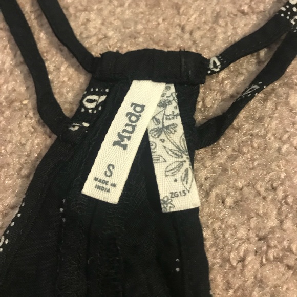 Black and white flowy tank top - Picture 2 of 2